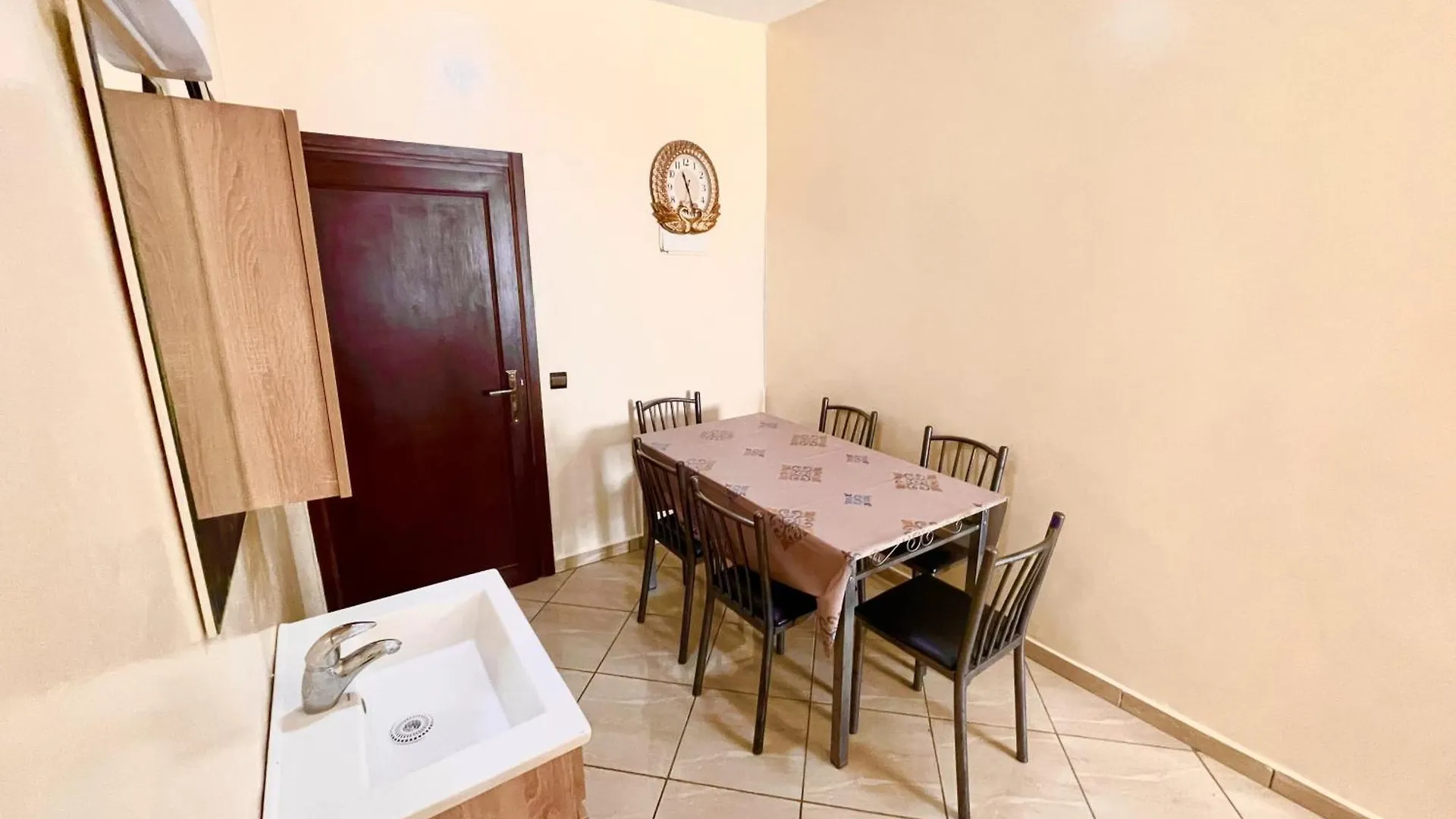 Economical Accommodation In The City Center, Suitable For Travelers Who Don'T Want To Spend Too Much Money, Only 2 Minutes From Shops And Restaurants Agadir Fas